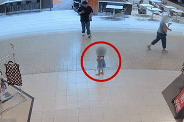 Khoảnh khắc kẻ lạ mặt tiếp cận, bắt cóc bé gái tại trung tâm thương mại