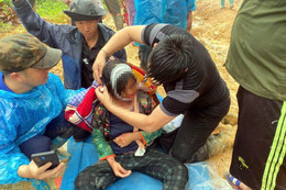 Một bé gái vỡ gan nặng sau trận lũ kinh hoàng lúc rạng sáng ở Điện Biên