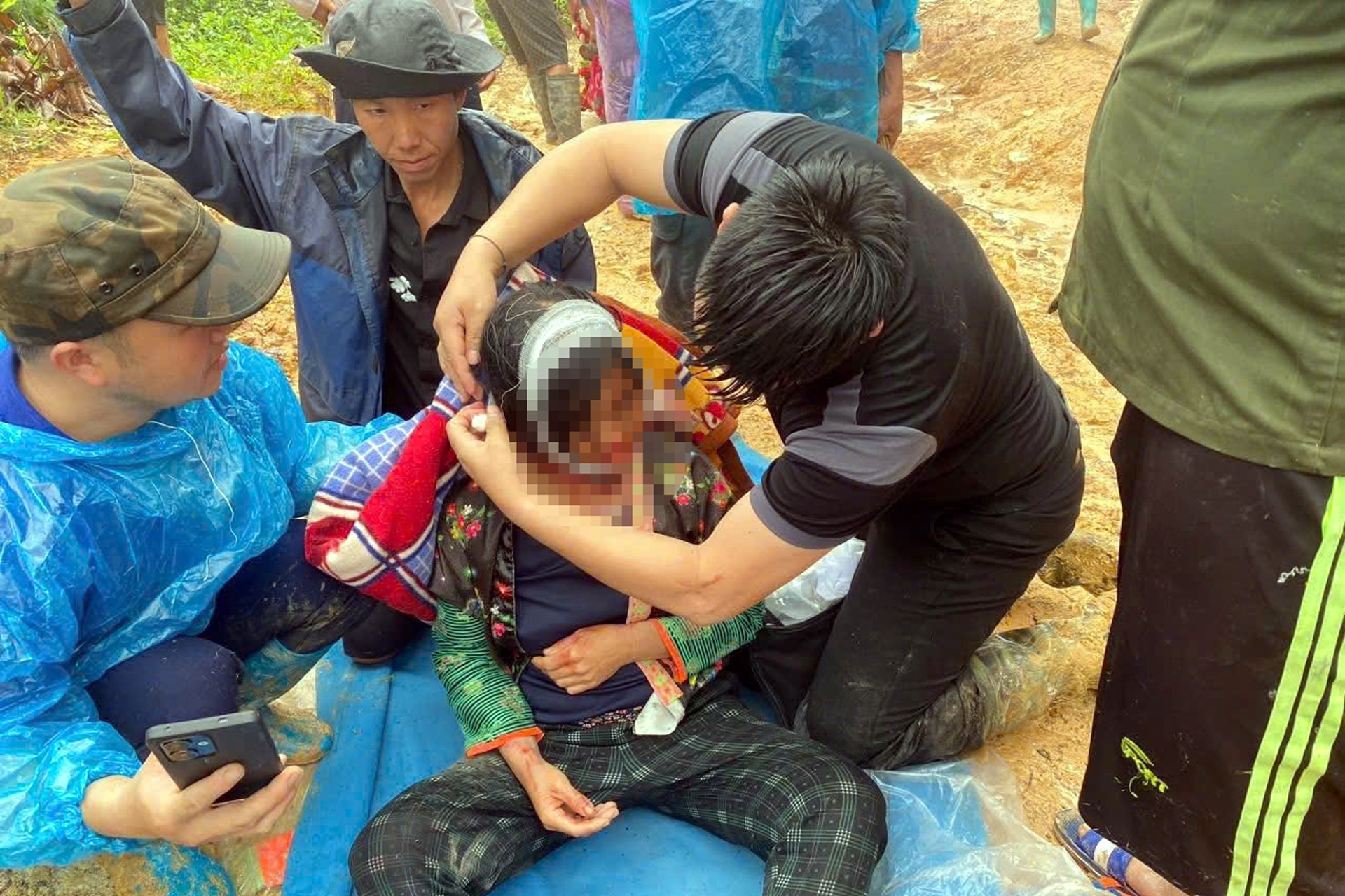 Một bé gái vỡ gan nặng sau trận lũ kinh hoàng lúc rạng sáng ở Điện Biên