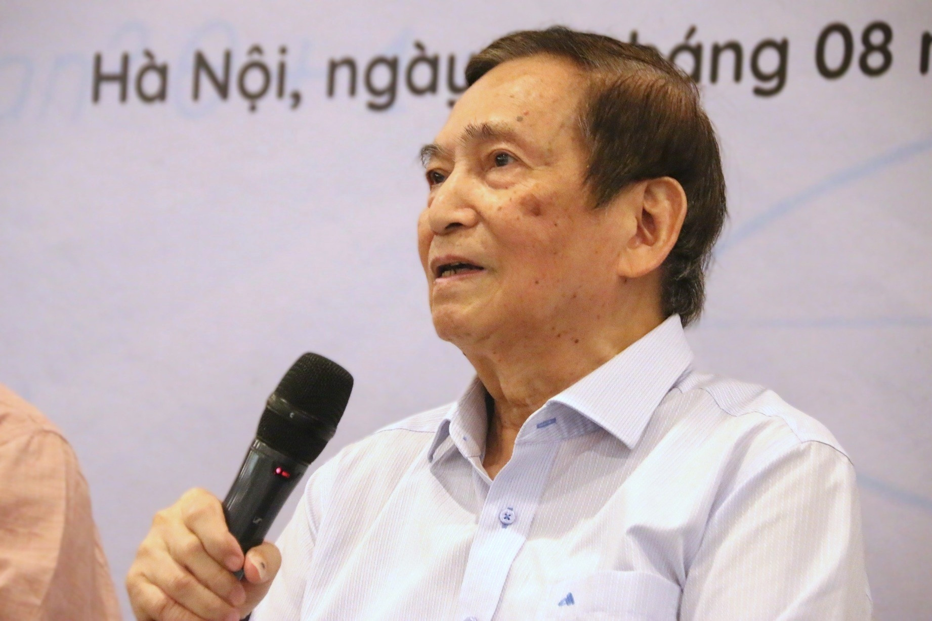 Người thầy tạo ra drama hào hứng, ‘đừng bắt học sinh uống, hãy làm các em khát’