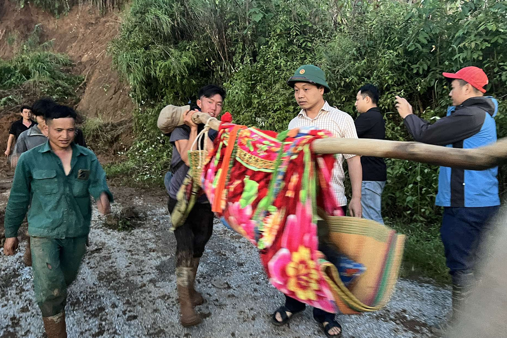 Nhân chứng kể phút lũ tràn về dữ dội, mọi thứ đổ nát trong chốc lát