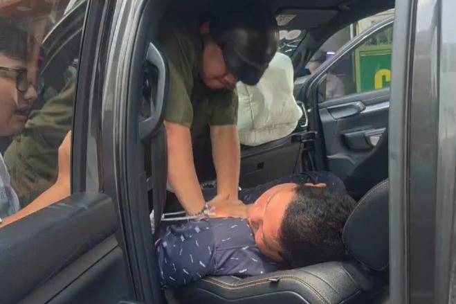 Ô tô gây tai nạn liên hoàn chỉ dừng lại khi tông gãy trụ điện, tài xế nghi bị đột quỵ