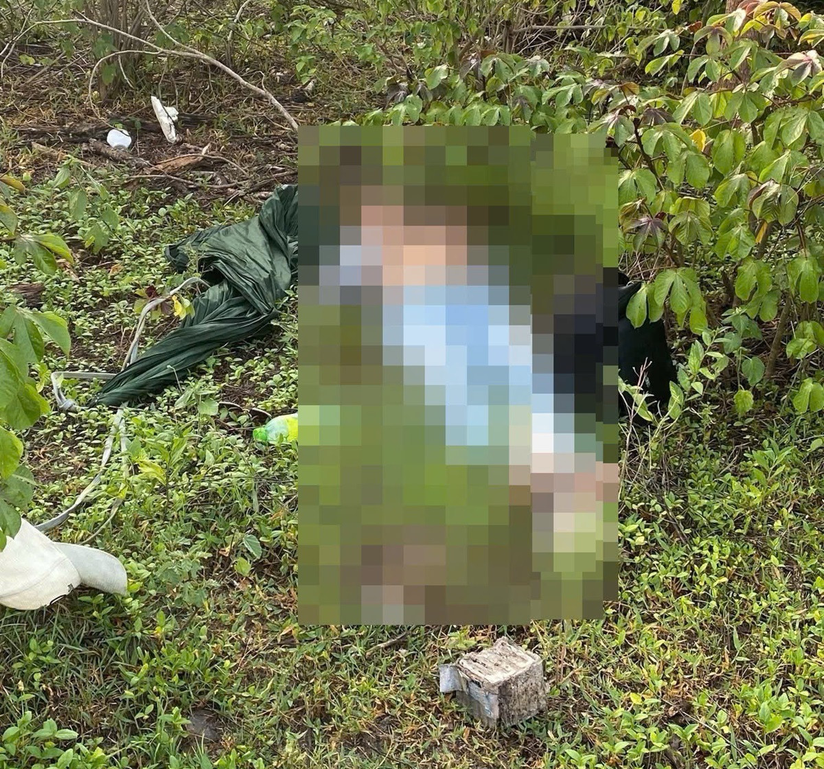 Phát hiện nam thanh niên tử vong tại bãi đất trống sau trụ sở ủy ban xã.jpg