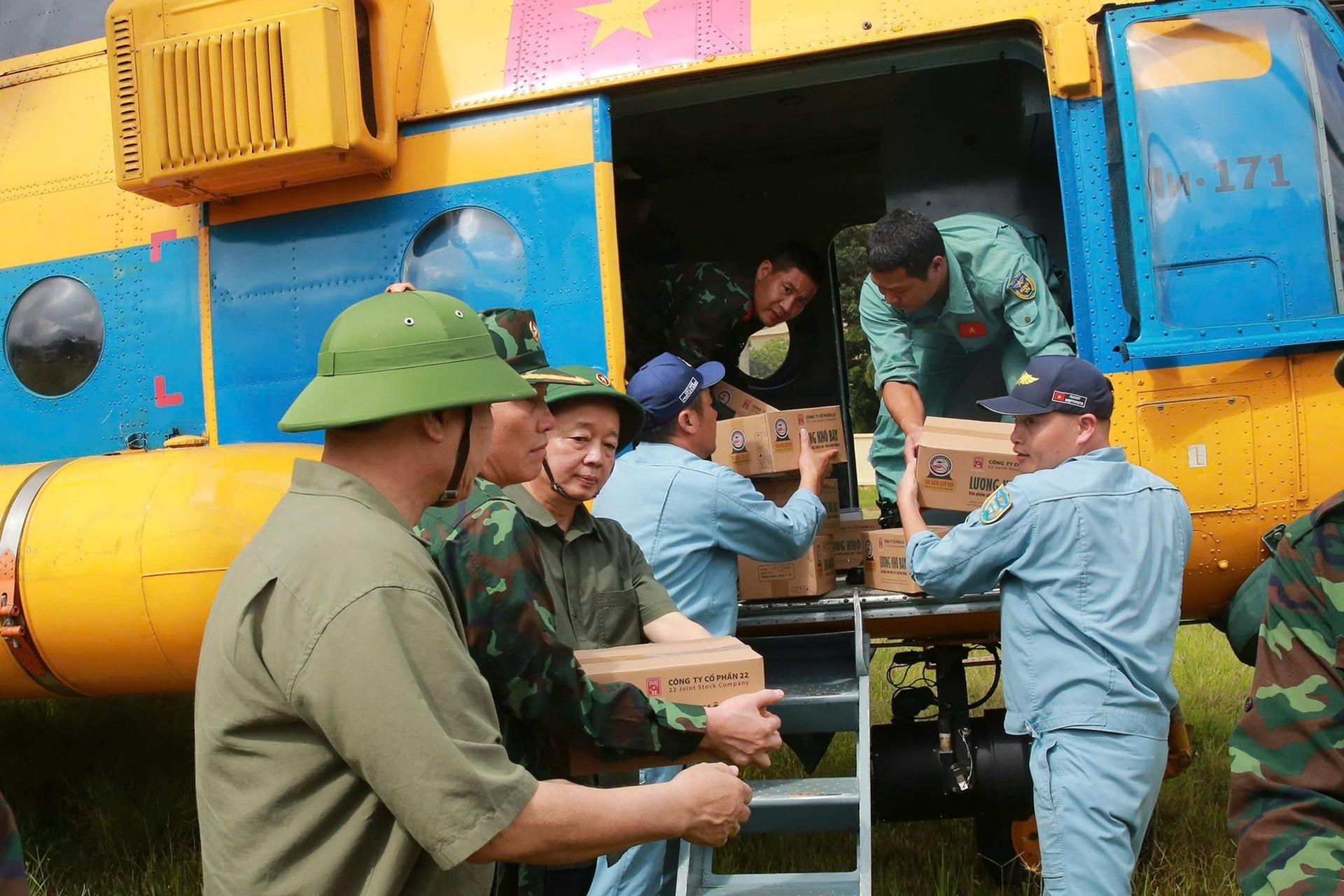 Phó Thủ tướng Trần Hồng Hà trực tiếp vận chuyển hàng cứu trợ ở Điện Biên