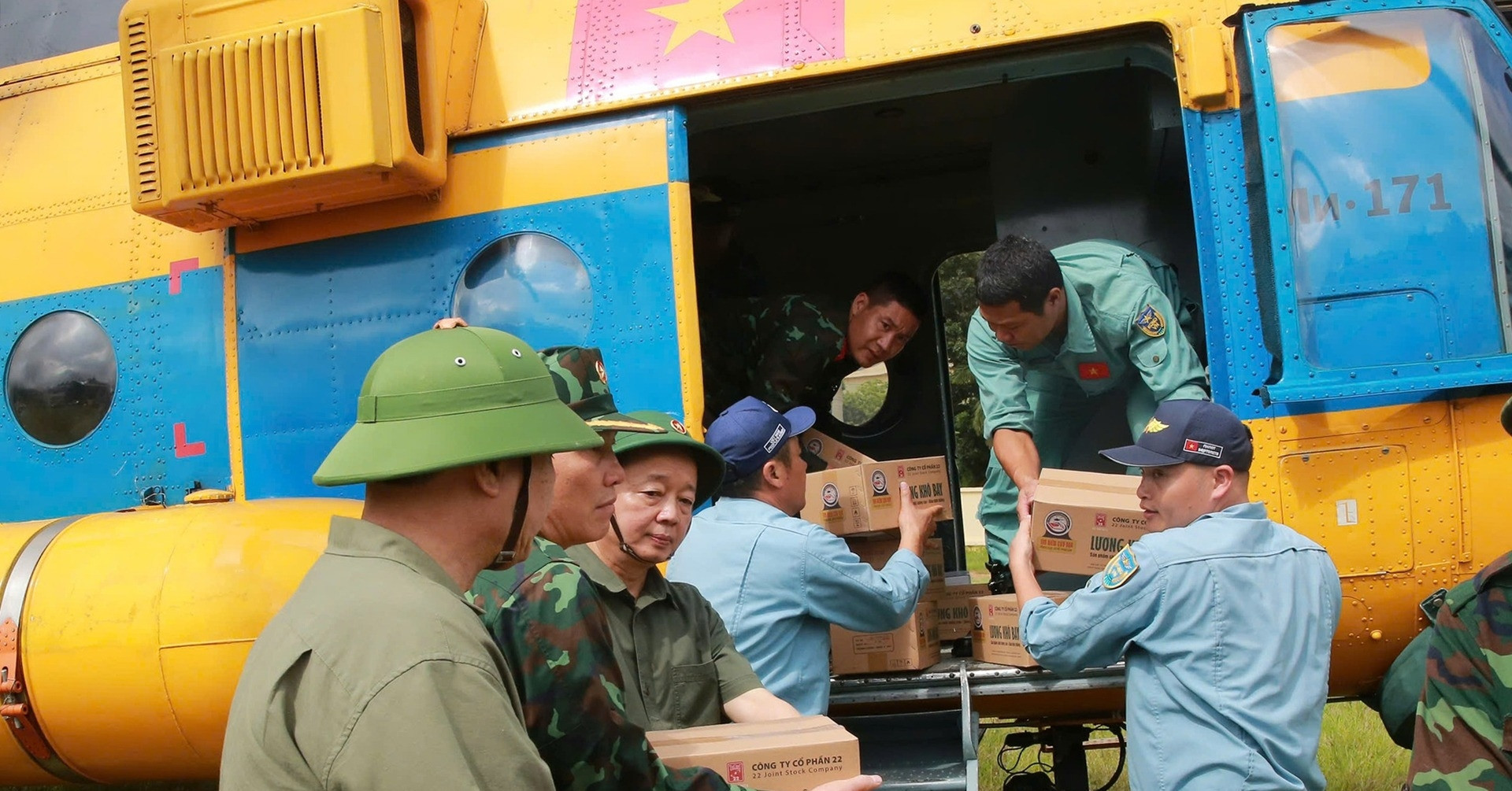 Phó Thủ tướng Trần Hồng Hà trực tiếp vận chuyển...