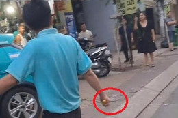 Taxi tông sập tường nhà dân ở TPHCM, nam tài xế cầm dao đi quanh hiện trường