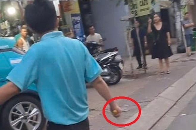 Taxi tông sập tường nhà dân ở TPHCM, nam tài xế cầm dao đi quanh hiện trường