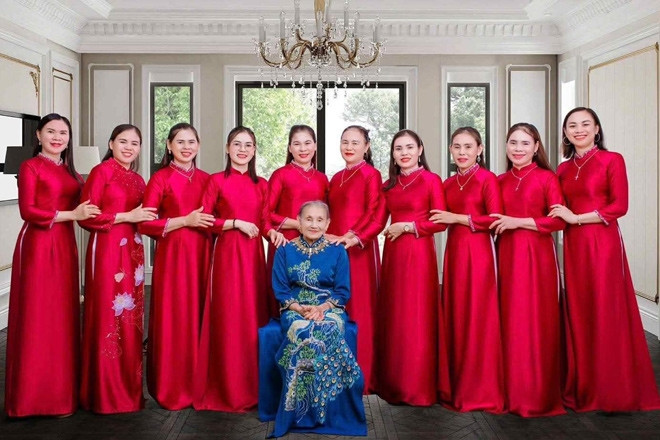 Tuổi thơ ăn cơm độn sắn, ngủ ổ rơm, 9 chị em tự hào lấy được chồng 'giá trị'