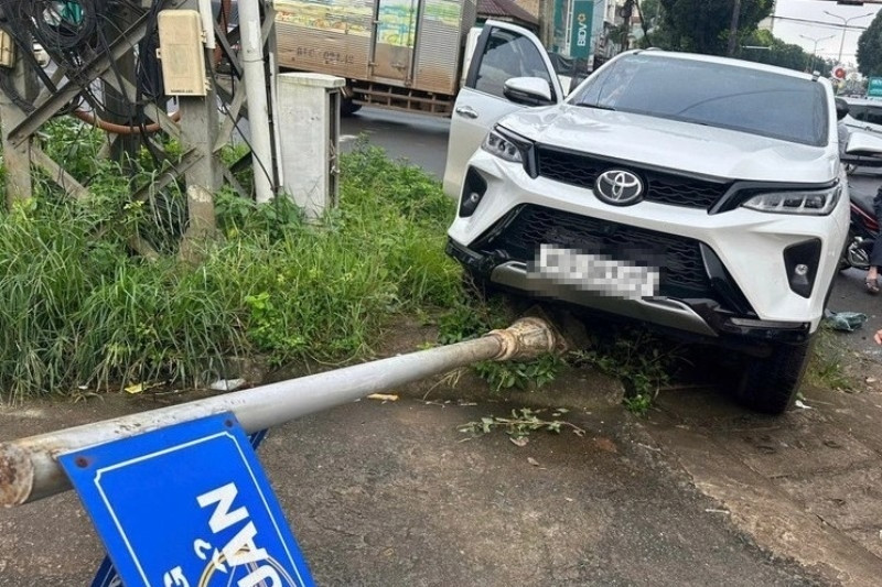 Vụ lái xe bất tỉnh tông ô tô vào biển báo: Tài xế có tiền sử 4 lần ngất đột ngột