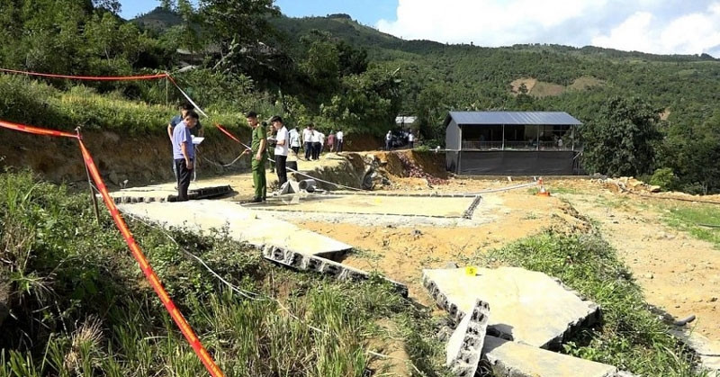 Vụ vỡ bể nước, tường đổ sập vào 4 người tránh nắng: Thêm bé trai 7 tuổi tử vong