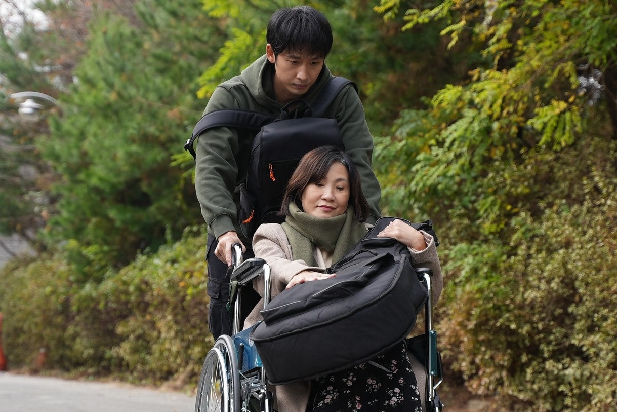 Vừa ra rạp đã làm khán giả rơi nước mắt, 'Mang mẹ đi bỏ' thu hơn 40 tỷ