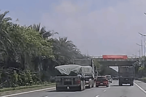 Xe tải chạy ẩu, lấn làn tông lật xe KIA Morning ở Hà Nội