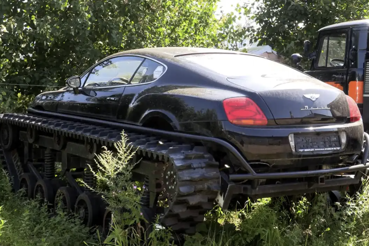 Xót xa chiếc Bentley tiền tỷ bị bỏ hoang cạnh gara ô tô