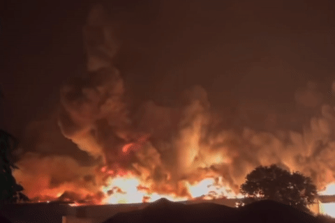 Xưởng mất điện cả ngày bỗng cháy đỏ rực trong đêm, khói bốc cao hàng chục mét