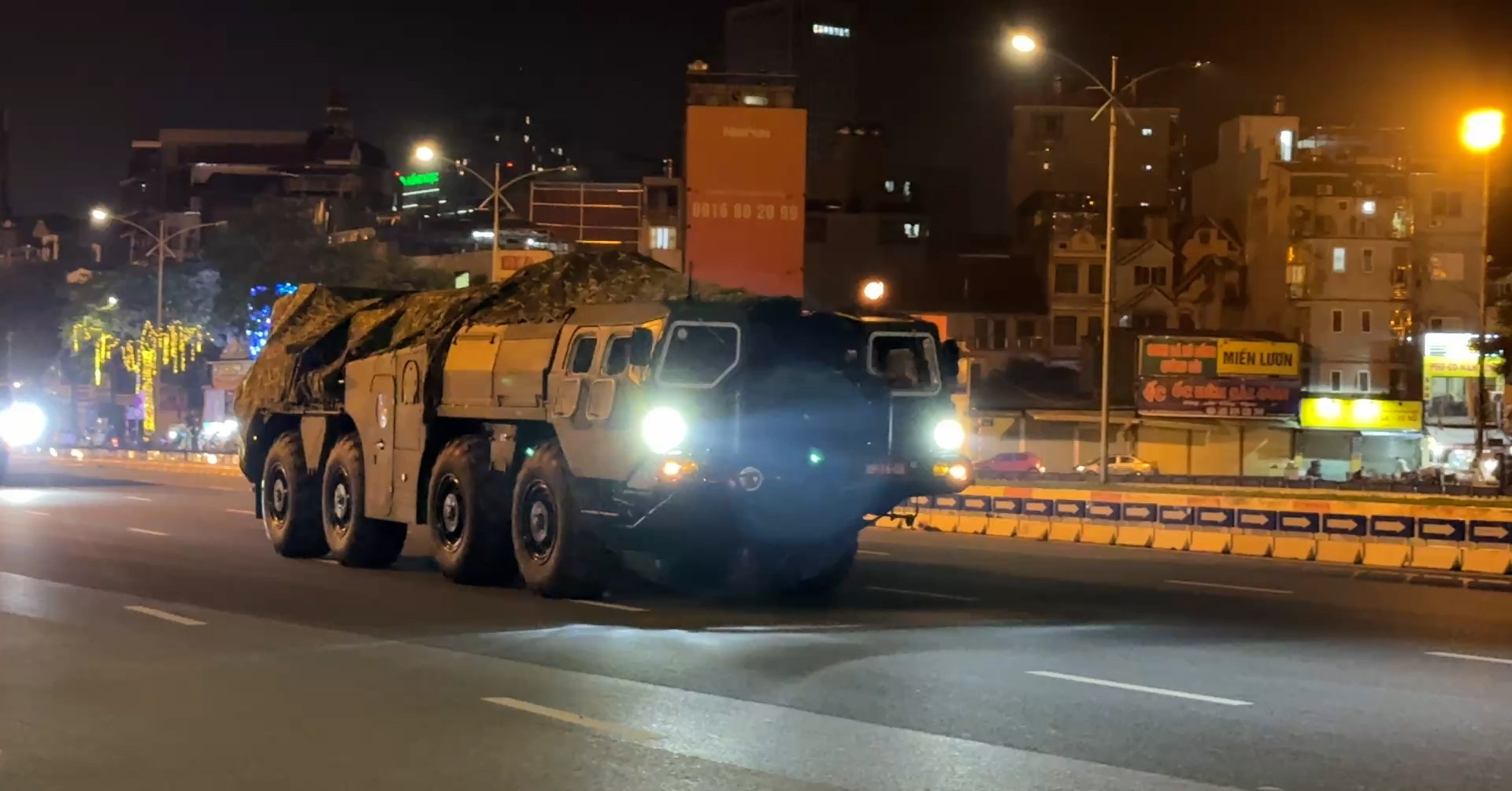 Cận cảnh vận chuyển tên lửa, xe tăng về trung tâm Hà Nội, chuẩn bị diễu binh 2/9