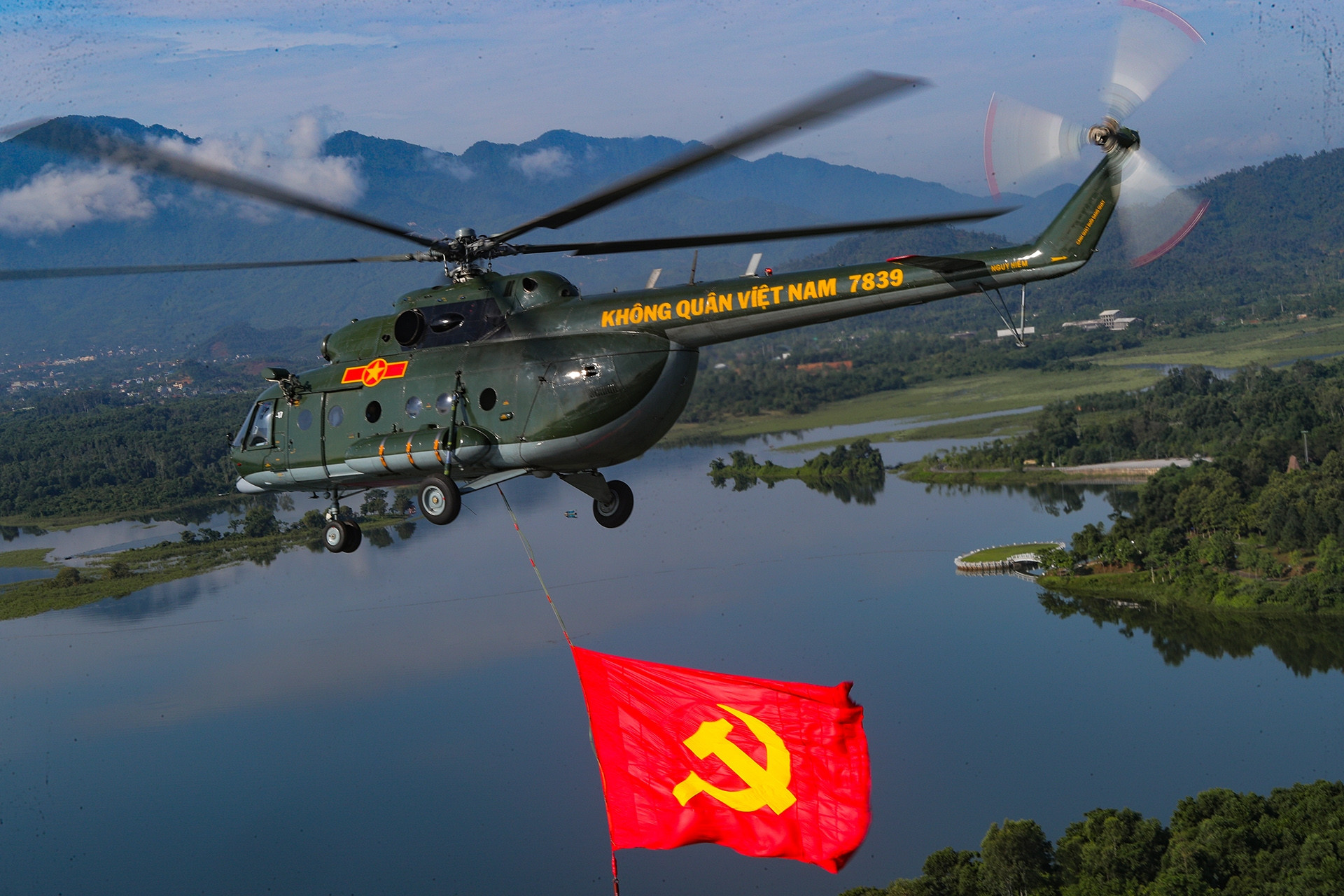 Lần đầu tiên 10 trực thăng kéo cờ bay đội hình chuẩn bị cho Quốc khánh 2/9