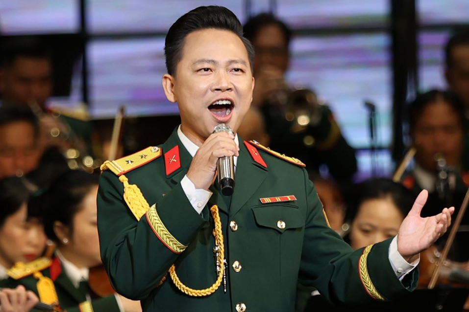 Nam ca sĩ giọng cao vút tuổi 37 lên Trung tá, từng là giáo viên cấp 2