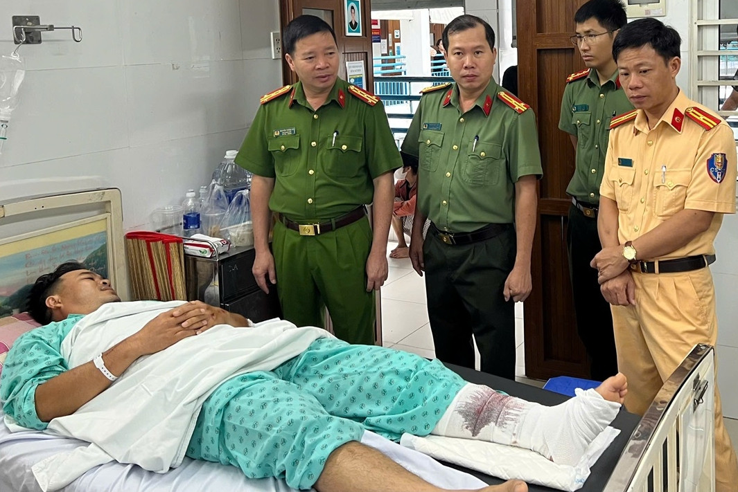 Bắt tạm giam thiếu niên 17 tuổi chạy xe máy tông gãy chân Trung tá CSGT