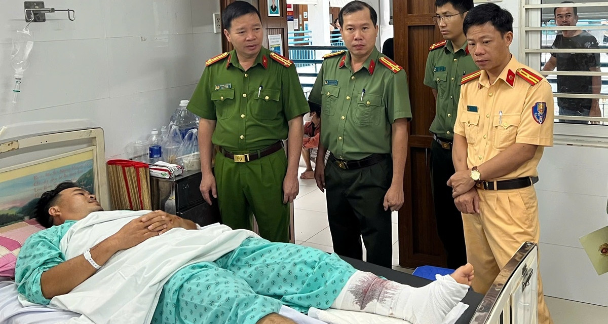 Bắt tạm giam thiếu niên 17 tuổi chạy xe máy tông gãy chân Trung tá CSGT