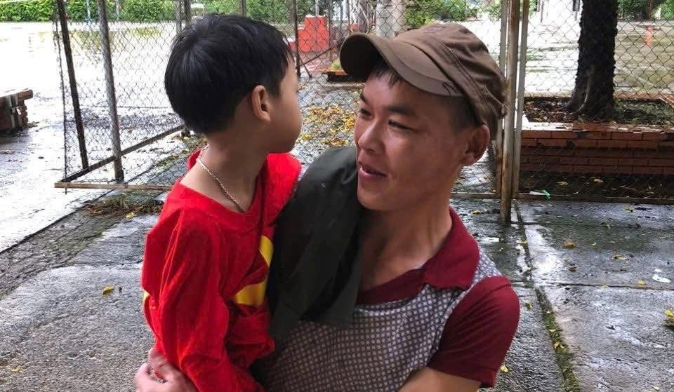 Bé trai khóc run trong mưa, hành động của nữ sinh và mảnh giấy để lại gây chú ý