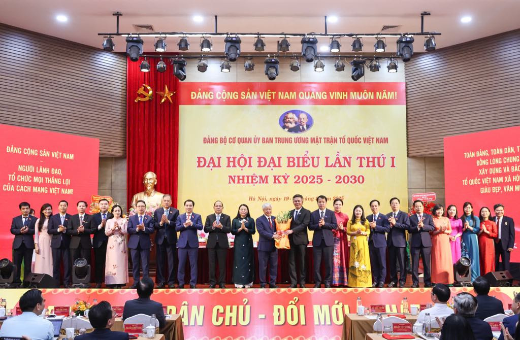 Chuc mung Ban Chap hanh.jpg