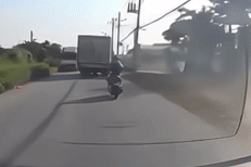 Công an truy tìm tài xế ô tô bỏ mặc nam thanh niên lái xe máy sau va chạm