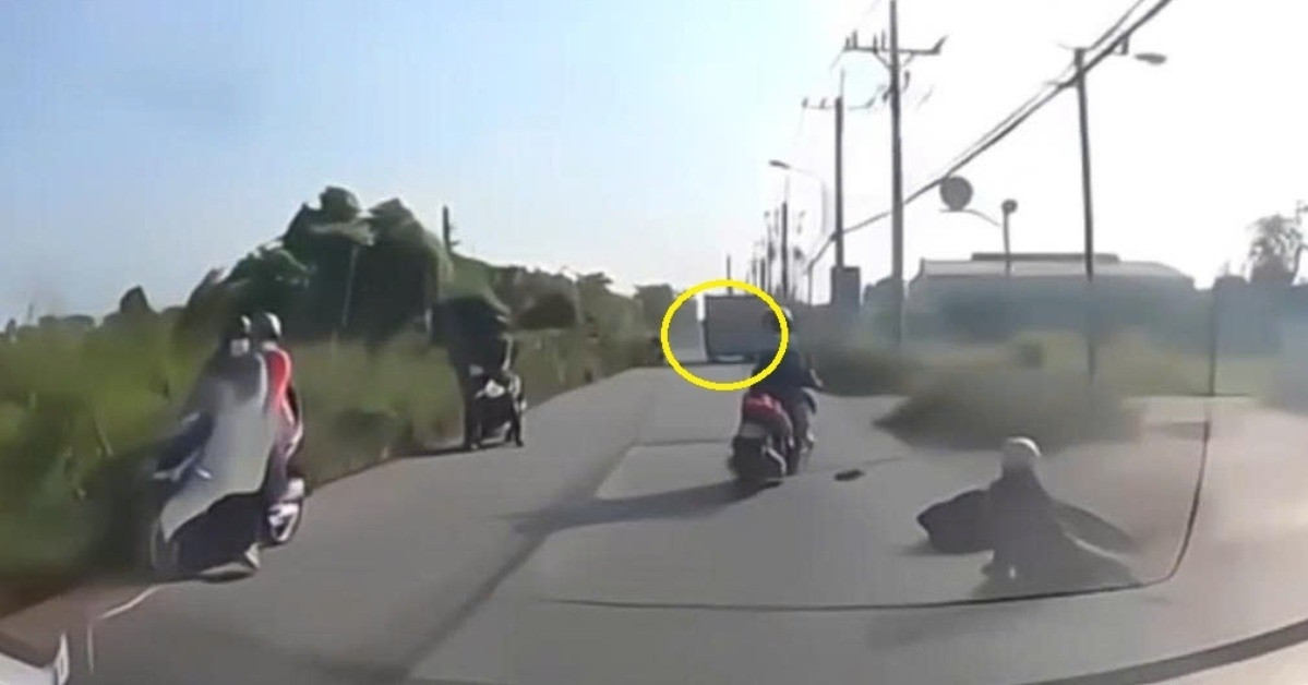 Clip tài xế ô tô bỏ mặc nam thanh niên lái xe máy sau va chạm