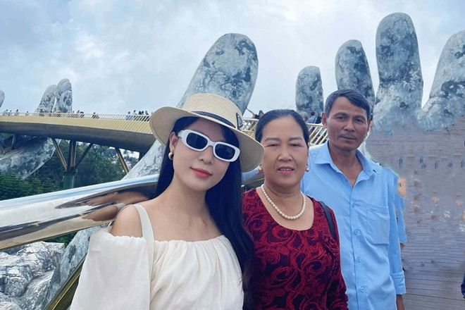 Cô gái Thanh Hóa rơi nước mắt khi bố bất ngờ cho tiền sau 29 năm