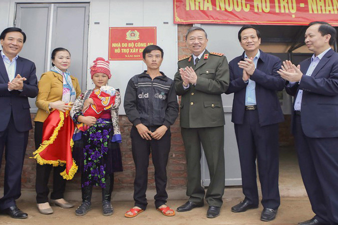 Đại tướng Tô Lâm, Bộ trưởng Bộ Công an cùng Bộ trưởng Đào Ngọc Dung và đoàn công tác đã đến trao nhà Đại đoàn kết cho hộ gia đình anh Hờ A Dế tại bản Nậm.jpg