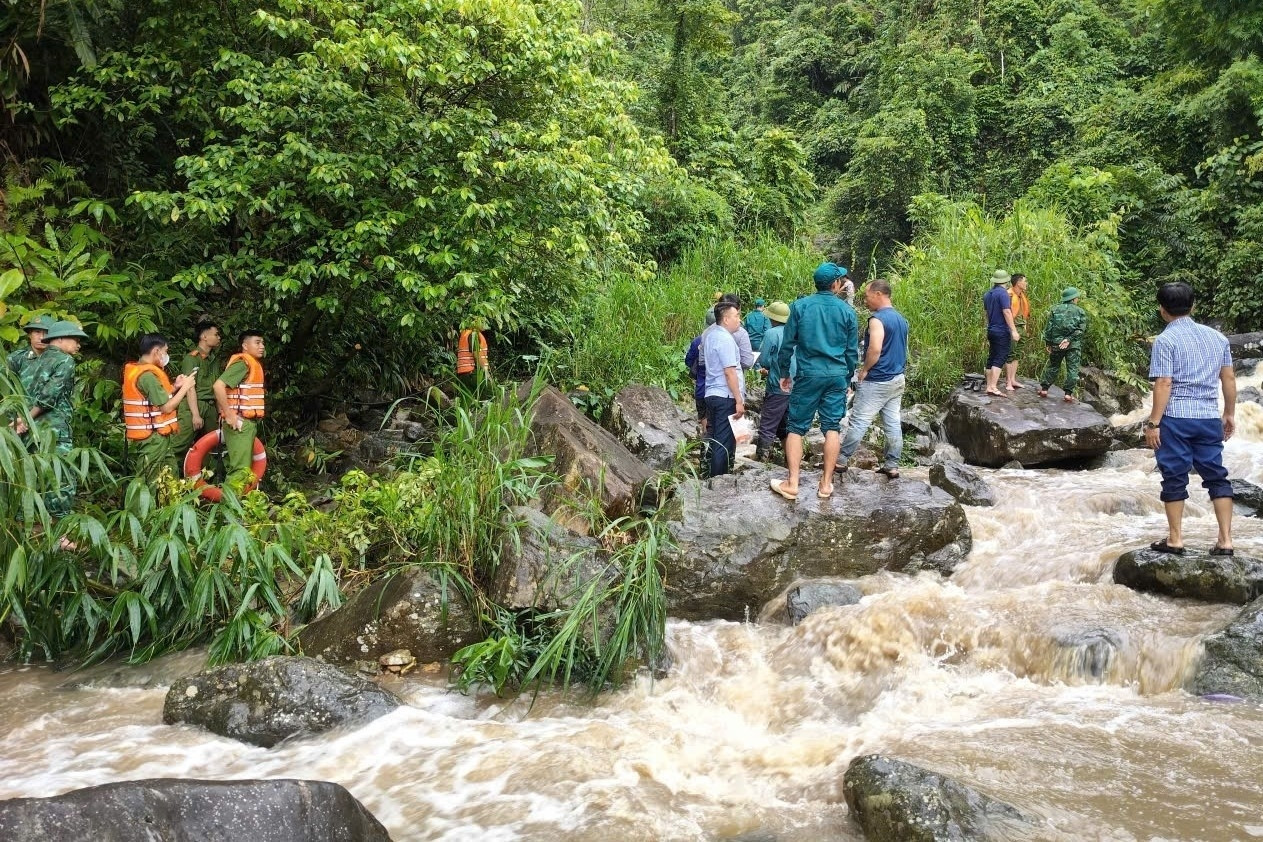 Hai mẹ con bị nước lũ cuốn trôi ở Thanh Hóa