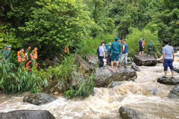 Hai mẹ con bị nước lũ cuốn trôi ở Thanh Hóa