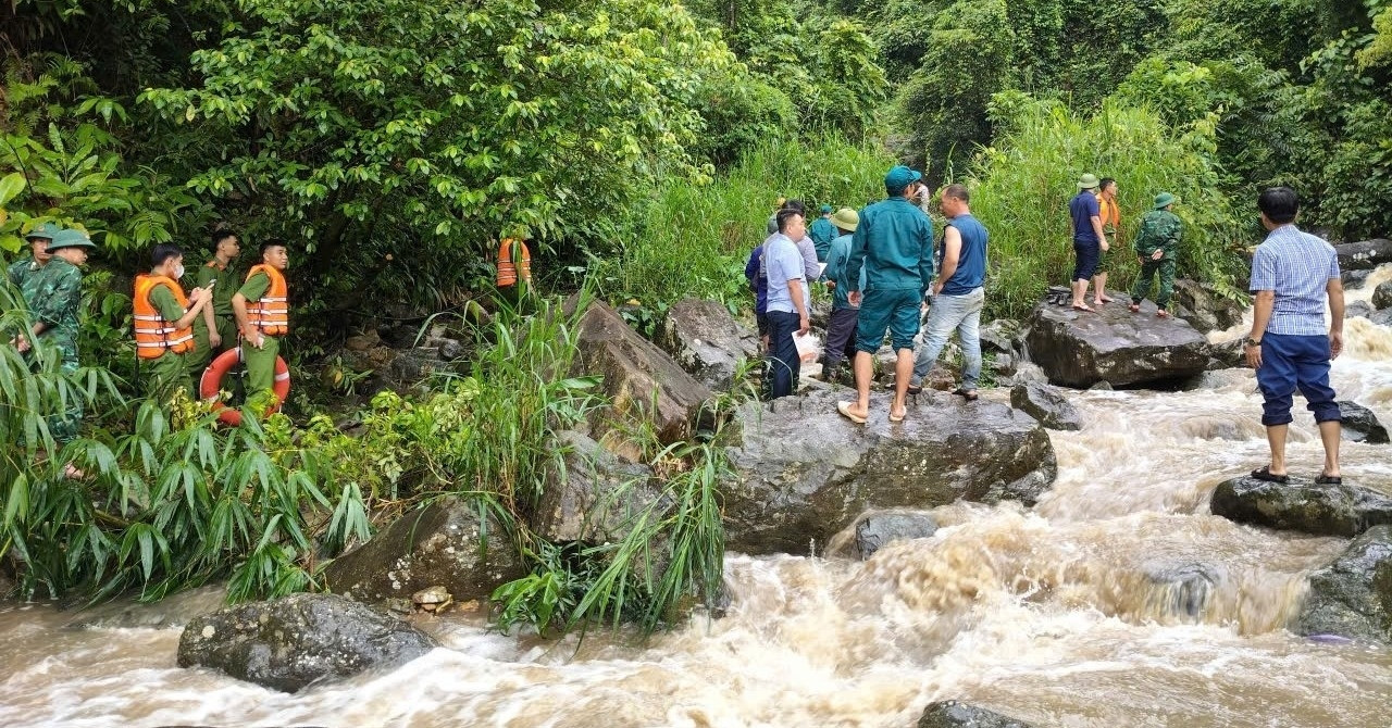 Hai mẹ con bị nước lũ cuốn trôi ở Thanh Hóa