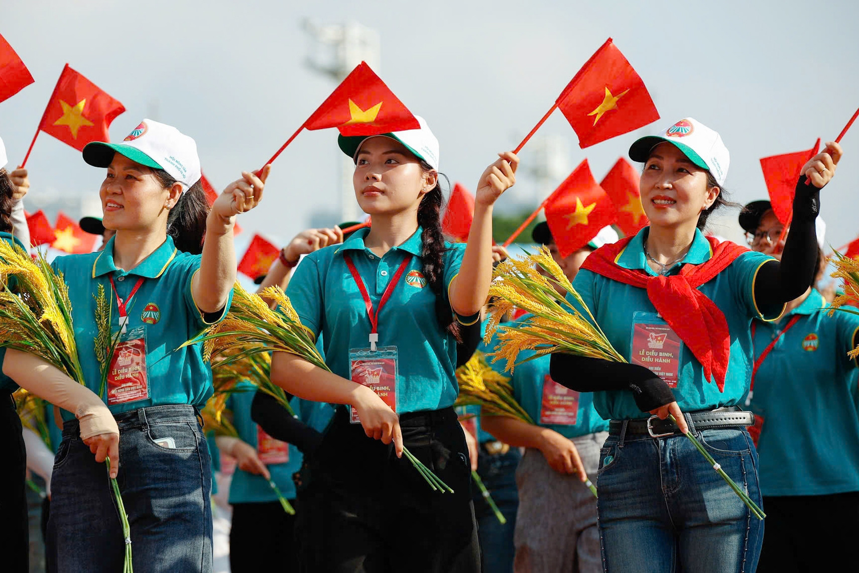 Hàng nghìn người khối quần chúng 'đội nắng' lần đầu hợp luyện trên sân Mỹ Đình