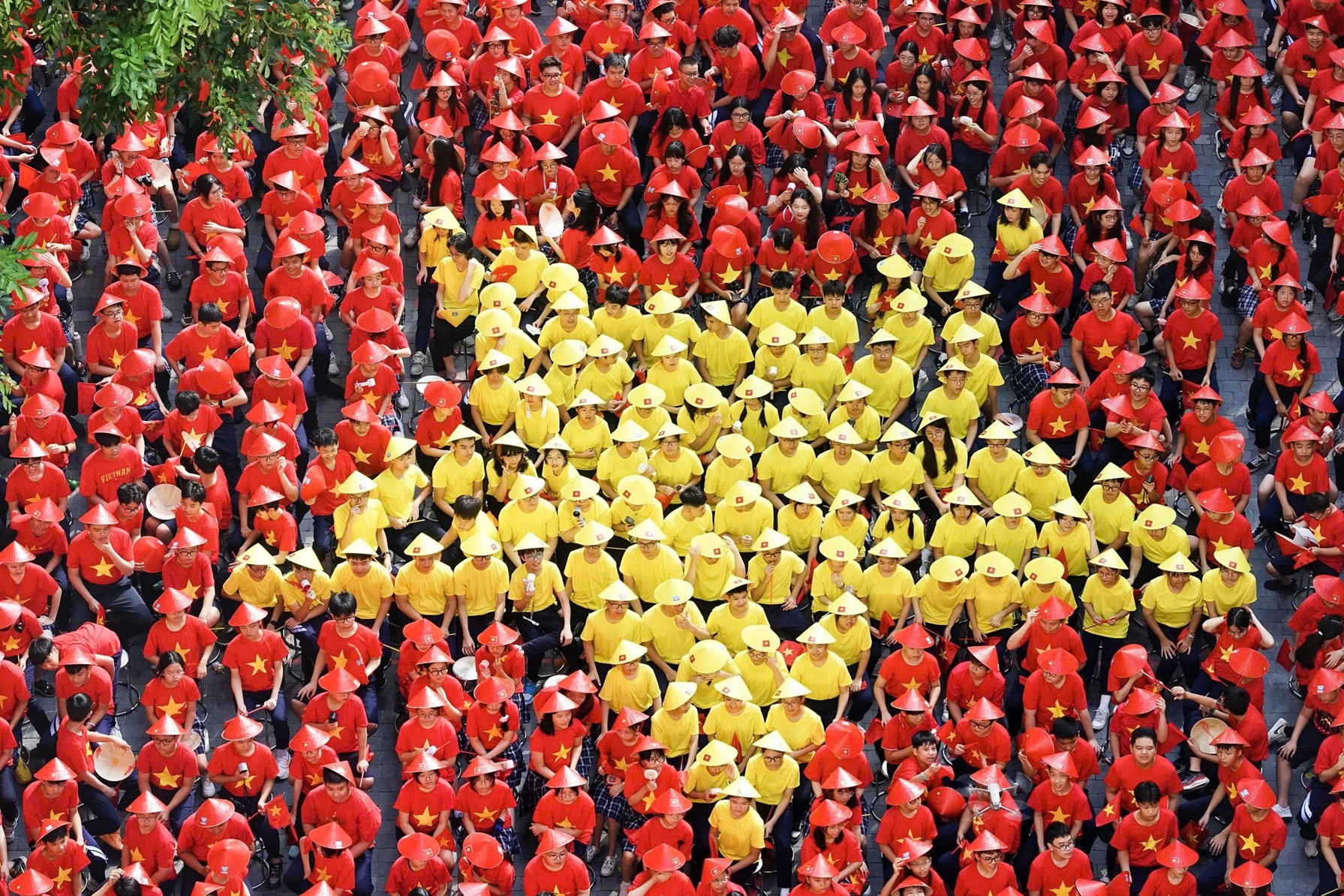 Hơn 2.000 cô trò Hà Nội xếp cờ Tổ quốc phủ đỏ sân trường