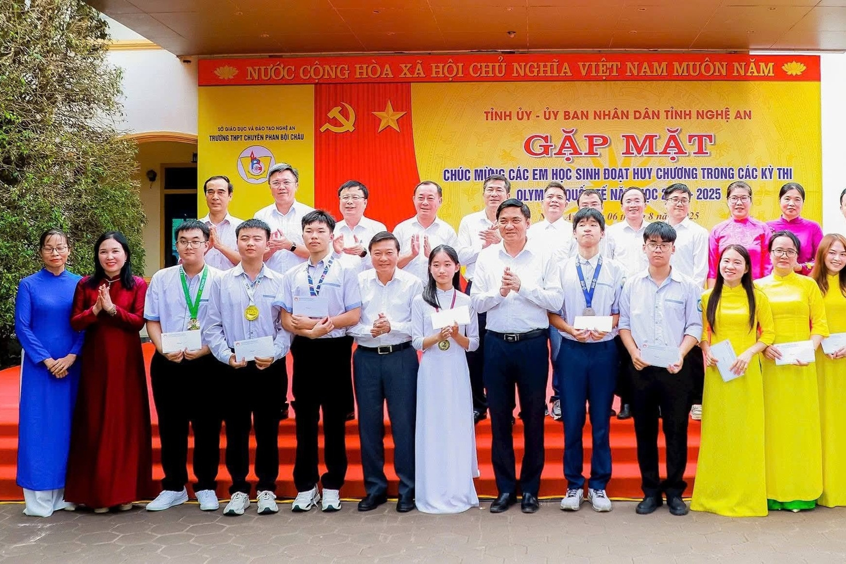 Nghệ An chi hơn 1,4 tỷ đồng thưởng 75 học sinh thi tốt nghiệp THPT điểm cao