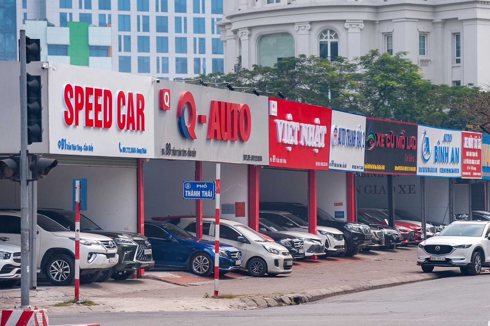 Ô tô cũ rớt giá vẫn ế ẩm, dân buôn 'đứng ngồi không yên' khi tháng Ngâu cận kề