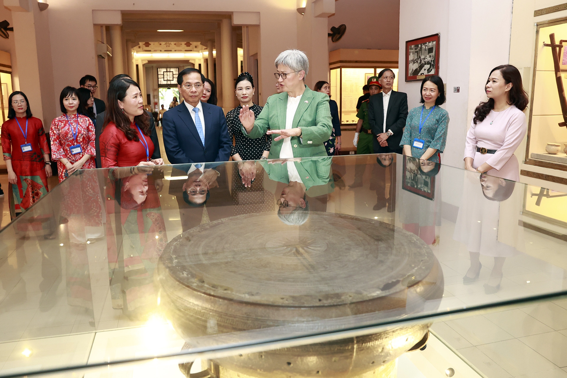 Phó Thủ tướng cùng Bộ trưởng Ngoại giao Australia xem bức phù điêu Hai Bà Trưng