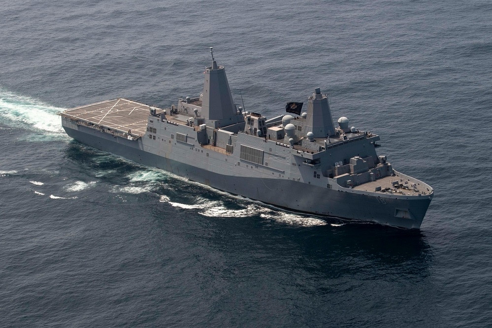 Tàu chiến Mỹ bốc cháy 'ngùn ngụt' ngoài khơi Okinawa, Nhật Bản