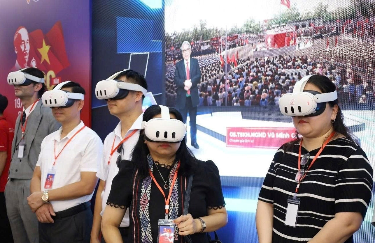 Trải nghiệm 'Trở về thời khắc thiêng liêng' tại Đài Tiếng nói Việt Nam