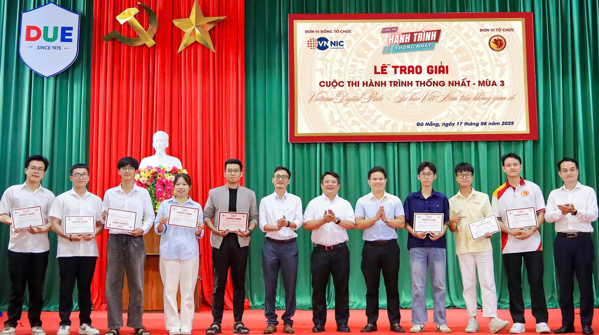 trao giai Hanh trinh thong nhat.jpg