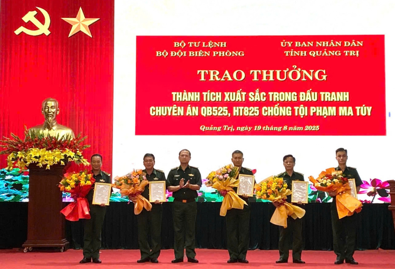 Trao thưởng thành tích xuất sắc trong đấu tranh các chuyên án về ma túy