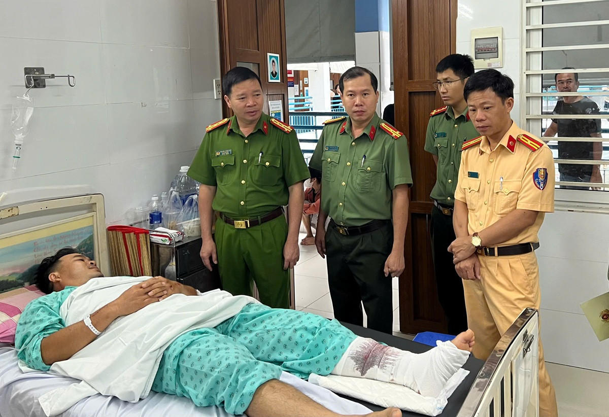 Trung tá CSGT bị tông gãy chân khi chặn xe vi phạm.jpg