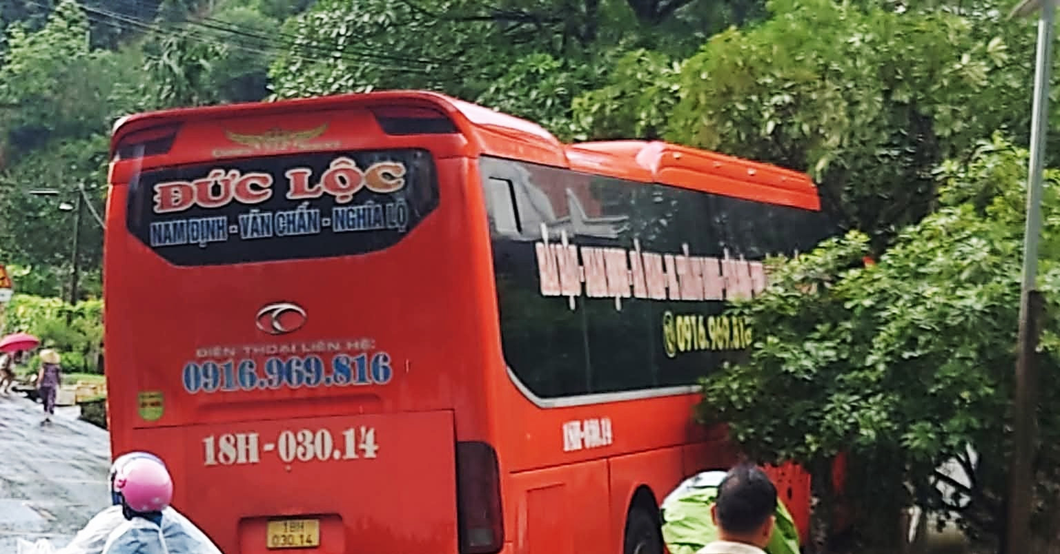 Tai nạn xe khách chở 38 người tại Lào Cai, 1 người tử vong