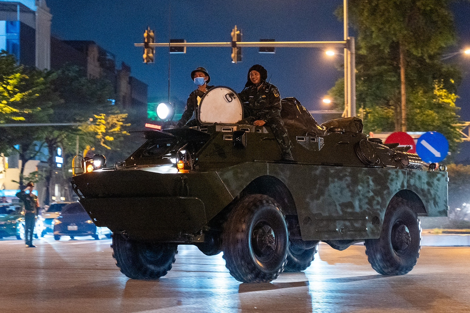 Xe, pháo quân sự tiếp tục hành quân về trung tâm Hà Nội