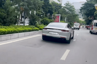 Xe sang Porsche 5 tỷ đi đường không mở gương, nhiều người lắc đầu ngao ngán