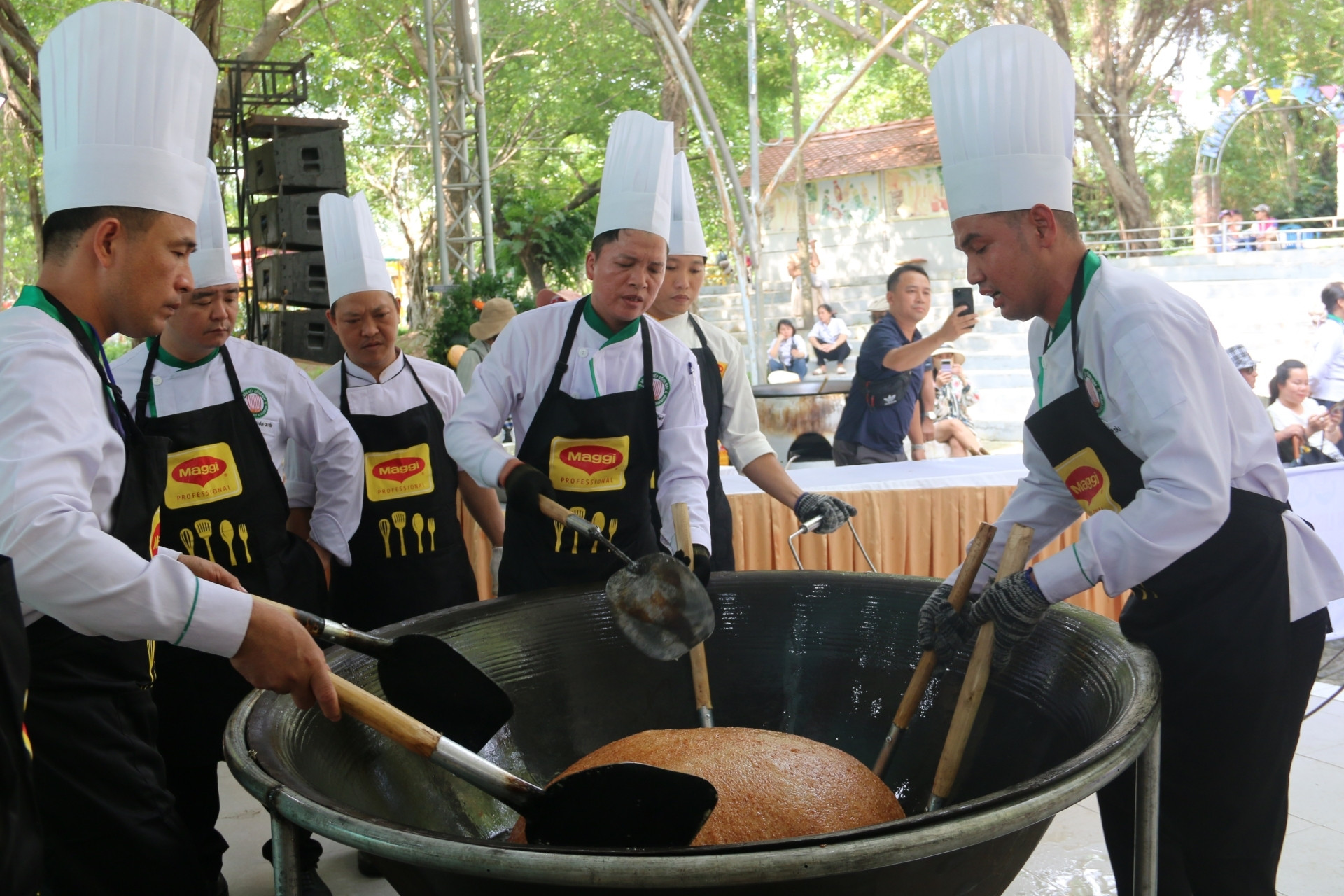 Xôi chiên phồng hạt điều khổng lồ đạt kỷ lục Việt Nam