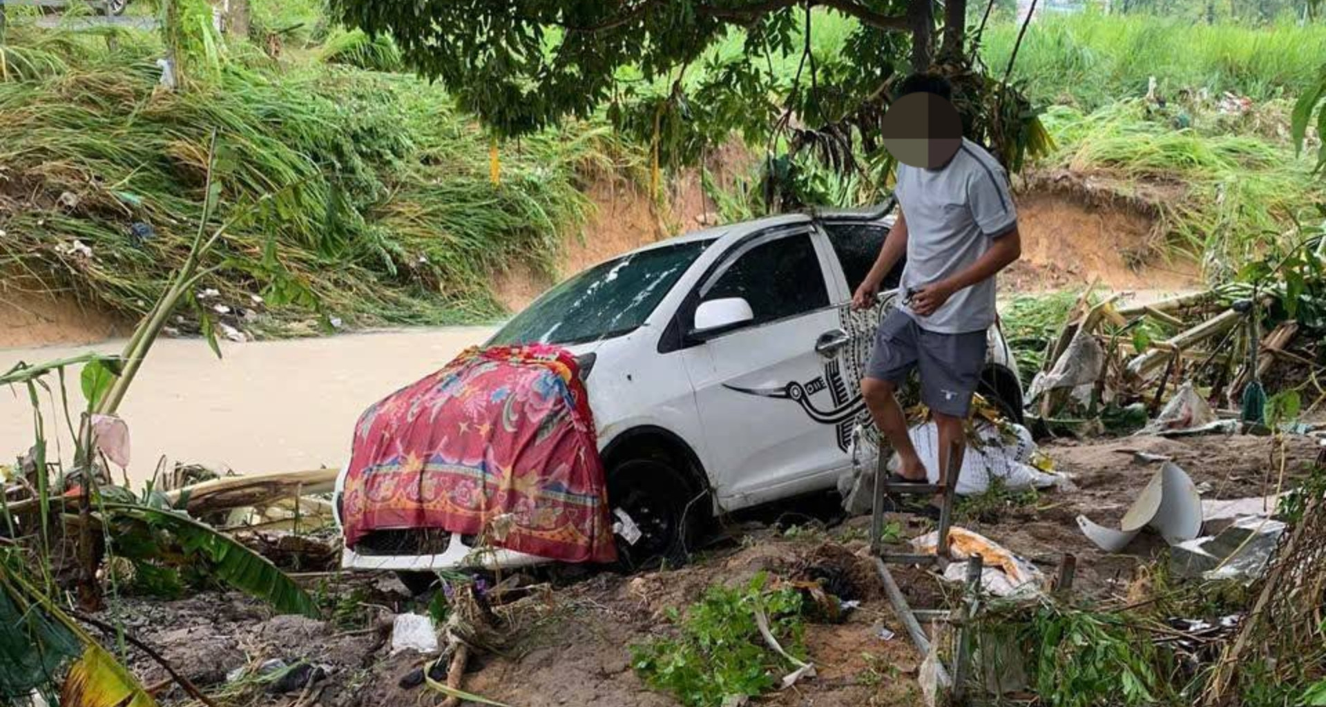 30 phút nước mưa dâng 1m, dân Đồng Nai đang ngủ thì bật dậy ôm con chạy