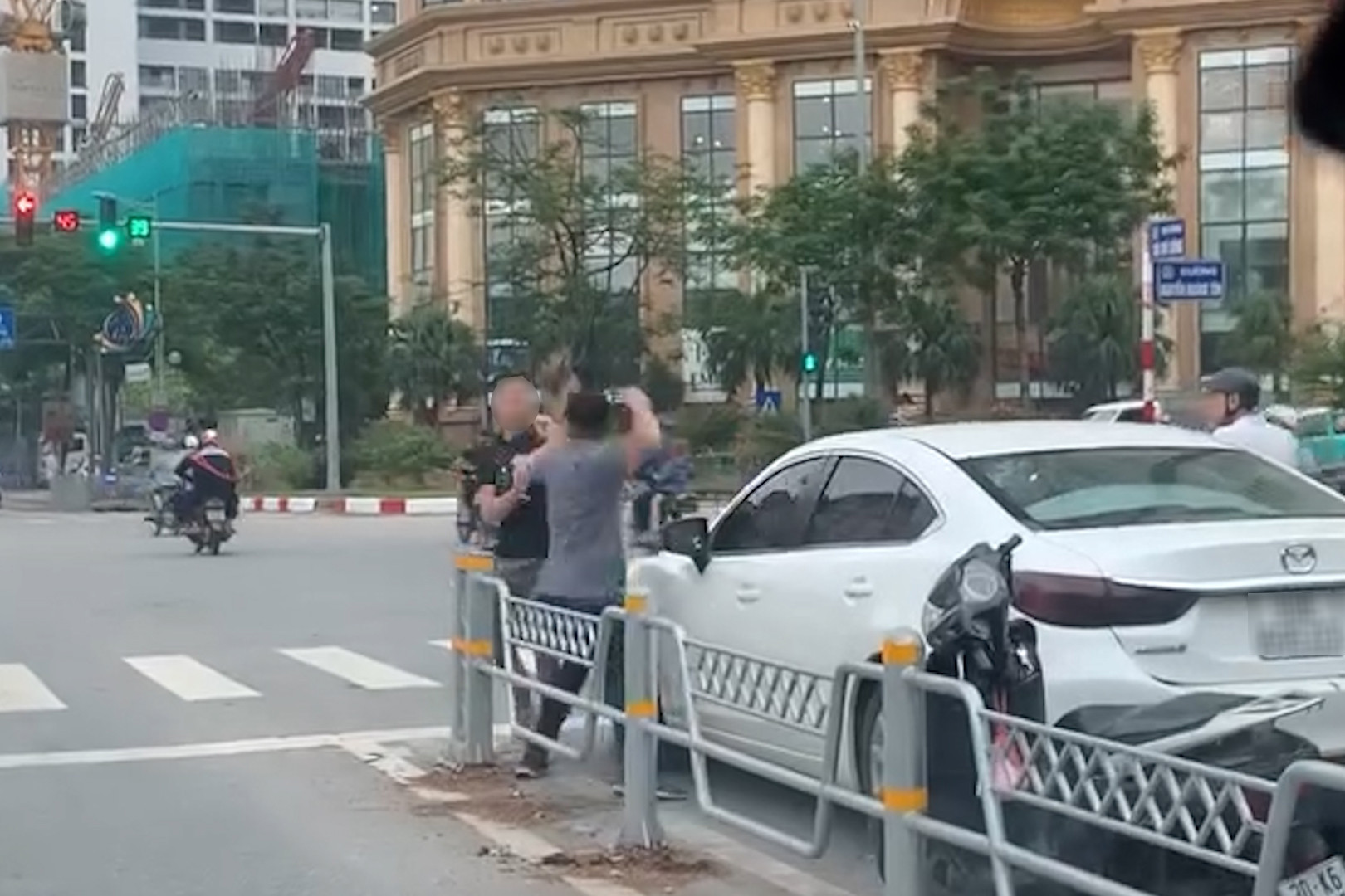 Bản tin chiều 21/8: Tài xế ô tô, xe máy đánh nhau giữa ngã tư ở Hà Nội