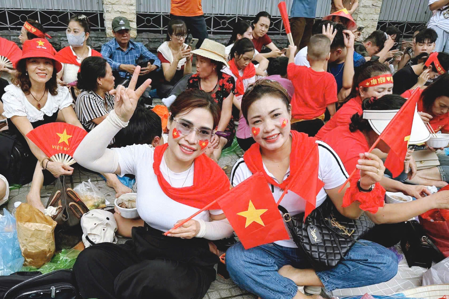 Du khách mang cơm cuộn, bún chả, chờ 10 tiếng để xem hợp luyện mừng 2/9