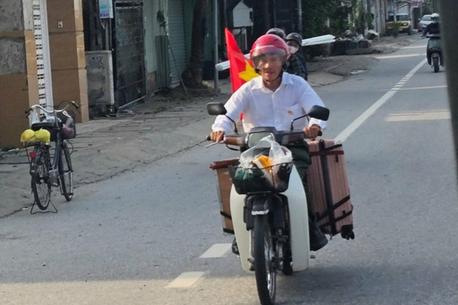 Cựu binh U80 ‘trốn vợ’, tự lái xe máy từ Nghệ An ra Hà Nội xem diễu binh 2/9